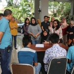 Wali Kota Surabaya Tri Rismaharini memberikan motivasi kepada pelajar yang terjaring yustisi karena miras disaksikan orang tua, pihak sekolah dan pejabat terkait.