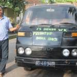Mobil pikap yang ditulisi kata-kata pedas bentuk protes guru SMPN 4 Nganjuk kepada kasek. foto: soewandito/BANGSAONLINE