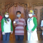 Pembagian masker yang dilakukan bersamaan dengan kegiatan penyemprotan disinfektan, salah satu aksi sosial yang dilaksanakan kader Perempuan Tani HKTI Jatim. foto: ist.