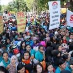 Aksi demonstrasi buruh kabupaten Jombang Saat Menolak UMK 2016. foto: rony suhartomo/ BANGSAONLINE