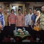 Menkeu Sri Mulyani berfoto bersama pengurus PP Muhammadiyah usai pertemuan tertutup.