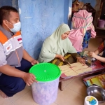 Relawan Rumah Zakat saat menyalurkan bantuan modal usaha kepada UMKM di Pamekasan. foto: bangsaonline.com