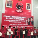 Pasangan bakal calon kepala daerah di Jawa Timur saat menerima rekom dari DPP PDIP.