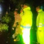 Anggota Polsek Babat saat tiba di salah satu lokasi pohon tumbang