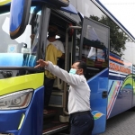 Petugas menghentikan salah satu armada bus untuk melakukan tes urine.