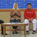 Kepala Disbudpar Kota Surabaya Antiek Sugiarti ditemani Raihan Windiarto, pelajar kelas 5 SD Kaliasin 1 Surabaya yang ambil bagian dalam kegiatan opera.