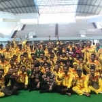 Sutiaji, Plt. Wali Kota Malang bersama segenap ASN DLH foto bersama usai pengarahan di GOR Ken Arok, Kamis (12/07). foto : istimewa