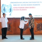 Wali Kota Mojokerto Ika Puspitasari didampingi Ketua Harian PMI H Anwar saat memberikan penghargaan kepada pendonor darah sukarela 75 kali.