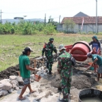Satgas TMMD ke-126 mengerjakan plengsengan irigasi di Desa Kedondong Tulangan, Kamis (9/10/2025). foto ist