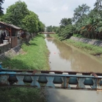 Bangli di bantaran Sungai Sadar Kota Mojokerto bakal digusur. BPWS segera lakukan normalisasi sungai. foto: yudi eko purnomo/ bangsaonline