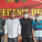 Nur Aziz bersama Kades dan Warga Desa Talangkembar, Kecamatan Montong, yang dilaporkan mantan Kasun Kenti, Slamet Idul Adha.