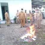 Kemenag Tuban sedang membakar 732 buku nikah di halaman belakang kantor, Senin (8/3).