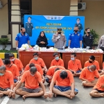 Wakapolres Kediri Kota Kompol Teguh Santoto memimpin jumpa pers hasil Operasi Tumpas Narkoba Semeru 2021. foto: MUJI HARJITA/ BANGSAONLINE