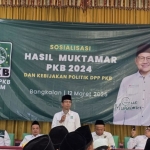 Bendahara DPW PKB Jatim, Fauzan Fuadi  (pegang mik) saat menyampaikan materi sosialisasi. Foto: Subaidah/BANGSAONLINE