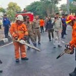 Para petugas BPBD Kota Surabaya saat menggelar simulasi penanganan kedaruratan, Minggu (26/10/2025). Foto: Humas Pemkot Surabaya.