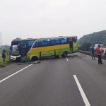 Bus melintang di badan jalan menyebabkan kemacetan sebelum dievakuasi.