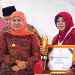 Gubernur Jatim Khofifah usai serahkan penghargaan pada Ratna Sulistyowati