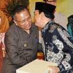 Penjabat Bupati Gresik, Akmal Boedianto beserta istri memberikan ucapan perpisahan kepada mantan Sekkab, Moch Najib beserta istri. foto: syuhud/BANGSAONLINE