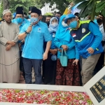 Ketua Umum Partai Gelora, Anis Matta, bersama kadernya saat mengunjungi makam pahlawan saat peringatan 10 November.