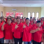Sekretaris DPC PDIP Gresik Noto Utomo bersama jajaran pengurus saat kegiatan partai. foto: ist.