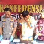 Kapolres Tuban, AKBP Ruruh Wicaksono (dua dari kiri) menjelaskan kronologi penangkapan tersangka.