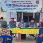 Direktur YLBH FT, Andi Fajar Yulianto dan sejumlah advokat saat memberikan pembekalan hukum cara bijak bermedsos. Foto: Ist.