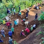 Petugas DPUPR Jombang saat melakukan perbaikan akibat longsor di Dusun Ngeseng, Desa Carangwulung, Kecamatan Wonosalam.