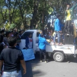 PROTES: Perwakilan mahasiswa berorasi menyuarakan tuntutan PKL Gading Fajar di depan Kantor Pemkab Sidoarjo, Rabu (31/5). foto: mustain/ BANGSAONLINE