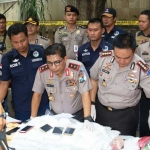 Kapolda Jatim Irjen Drs Machfud Arifin SH didampingi Kapolrestabes Kombes M Iqbal dan Kabid Humas Polda Jatim Kombes Frans Barung Mangera saat gelar perkara.