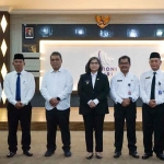 Pj Wali Kota Kediri, Zanariah (tengah), bersama pejabat yang baru dilantik. Foto: Ist