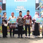 Para pemenang Lomba Bersinar foto bersama Plt. Wali Kota Pasuruan Adi Wibowo.