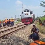 Kereta api sudah bisa melintas pasca prosesi perbaikan perlintasan.