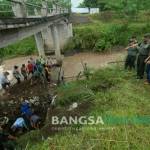 TNI dan masyarakat gotong royong memperkuat penyangga jembatan penghubung Jombang-Nganjuk.