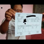 Sutikno menunjukkan KK milik terduga teroris yang ditangkap di Malang.