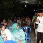 Warga menyambut kedatangan Wabup Sidoarjo saat hadiri Halal Bihalal Warga RW 1 Kelurahan Magersari Kecamatan Kota Sidoarjo, Rabu (27/7) malam. foto istimewa