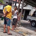 Tangkapan layar video saat Uud Khomarudin alias Uud Harley yang membawa bensin di dalam botol kaca