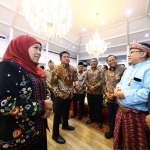 Gubernur Khofifah saat bertemu masyarakat Jawa Timur di Sumatera Selatan.