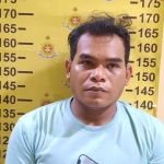 Andri Gustiawan (25),  Terduga pelaku penggelapan handphone saat ditangkap Polsek Gubeng, Surabaya, Jumat (18/11/2022)