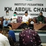 Prof. Dr. KH. Asep SaifuddinChalim, M.A., saat memimpin istighatsah sebelum pertemuan itu dimulai di Institut KH Abdul Chalim Pacet Mojokerto, Ahad (16/5/5/2021). (foto: mma/ bangsaonline.com)