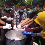 Pemusnahan barang bukti miras dan karnopen di halaman Kejari Tuban.