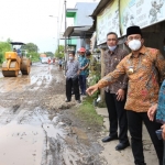 TINJAU: Bupati Ahmad Muhdlor memantau perbaikan Jalan Beciro, Wonoayu, Sidoarjo, Kamis (1/4/2021). foto: ist.