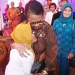 Menteri Yohana memeluk nenek Asyani, saat berkunjung ke Situbondo. (Hadi Prayitno/BANGSAONLINE.com) 