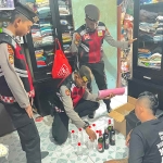 Polisi saat menggeledah rumah penjual miras. (Ist)