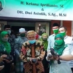 LEPAS MERPATI: Cawabup Dwi Astutik didampingi tim pemenangan, meresmikan Posko Barokah Berkelas, Jumat (2/10). foto: ist.