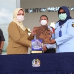 Bupati Kediri dr. Hj. Haryanti Sutrisno saat menerima hibah dari Kepala Divisi Administrasi Kantor Wilayah Kemenkumham Jawa Timur Indah Rahayuningsih. (foto: kominfo)