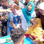 Calon Gubernur Jawa Timur nomor urut 2, Khofifah Indar Parawansa, saat menyapa masyarakat di Pasar Soponyono.