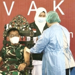 Dandim 0827 Sumenep, Letkol Inf Nur Cholis, A.Md yang pertama kali mendapatkan vaksin Covid-19.