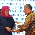 Gubernur Jawa Timur Khofifah Indar Parawansa dan Kepala Bappeda Jawa Timur Rudy Ermawan Yulianto dalam suatu acara. foto: ist/ bangsaonline.com