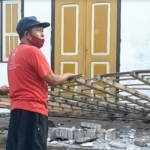 
Teras rumah warga Kecamatan Selopuro yang rusak akibat gempa.