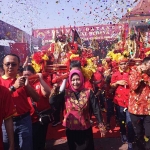Wali Kota Mojokerto, Ning Ita saat memimpin Kirab Budaya dalam memperingati HUT ke-200 Klenteng Hok Sian Kiong, Minggu (14/5/2023)